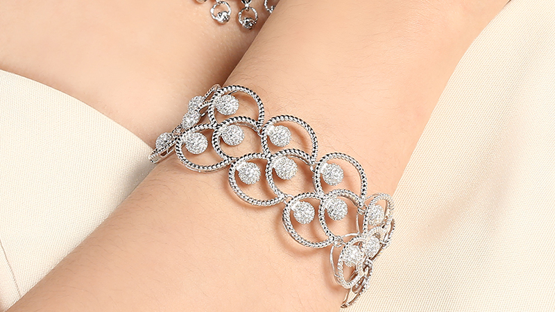 Vòng tay có các đường nét uyển chuyển tạo ra sự cuốn hút cho phái đẹp